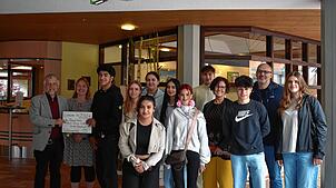 Schüler der Robert-Gerwig-Schule spenden für die Katharinenhöhe und übergeben den Scheck persönlich. Foto: Schule