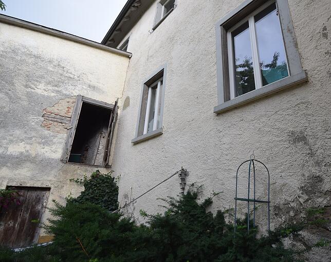 Die Wand mit den Fenstern ist die alte Stockacher Stadtmauer. Neben dem Fenster in der Mitte ist noch ein Stadtwappen von 1615 zu sehen.