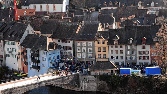Während in den Schweizer Altstadt-Gassen der Bär steppte, blieb die deutsche Altstadt und die alte Rheinbrücke nahezu menschenleer. Der ...