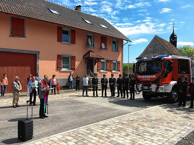 Mit seiner Ansprache und dem kurzen Gebet wünscht Pfarrer Nikolaus Böhler den Feuerwehrkameraden allzeit gute Fahrt und dass sie stets ...