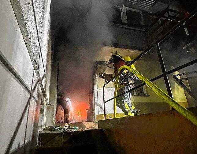 Ein Feuerwehrmann beim Einsatz in der Silvesternacht in der Marienburgstraße in Singen.