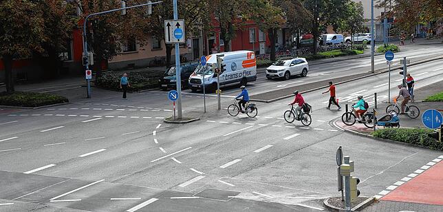 Bei einem Kreisverkehr müssten die bis zu drei Fahrspuren (siehe Bild links oben) auf eine Spur reduziert werden. Dann aber käme es zu ...