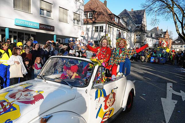 Bild 18: Tausende Narren ziehen beim Fasnet-Umzug durch die Stadt