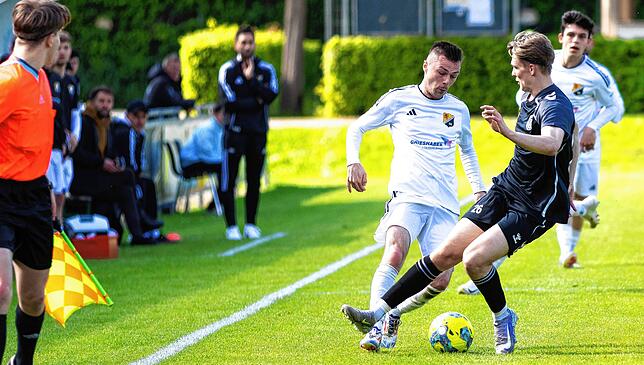 Starker Auftritt: Sebastian Schmidt (links gegen Jonah Trefzer) krönte seine Leistung im Derby beim FV Lörrach-Brombach mit seinem ...