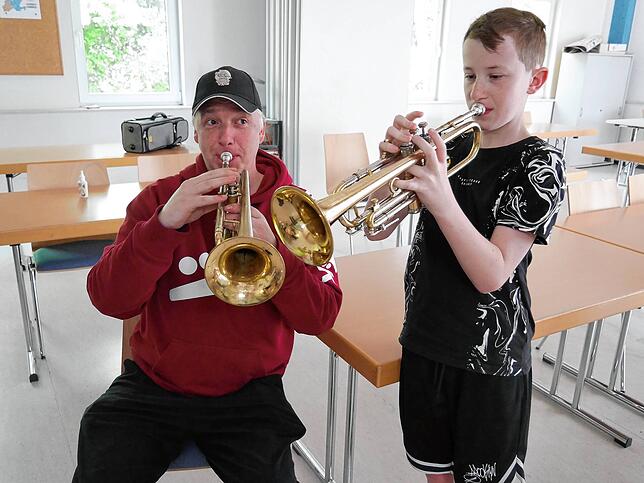 Dank Kai Trimpin konnte der 14-jährige Fynn der Trompete erste Töne entlocken.