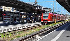 Ein Zug am Bahnhof Friedrichshafen. Von hier können Fahrgäste ab Ende 2026 mit Direktzügen nach Karlsruhe fahren.