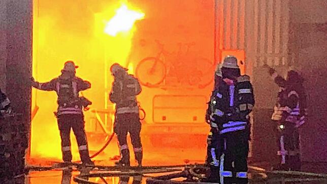 Großbrand: Weit über 100 Feuerwehrleute löschten Ende November das Feuer im Wehra-Areal, der nach Schweißarbeiten auf dem Dach ...