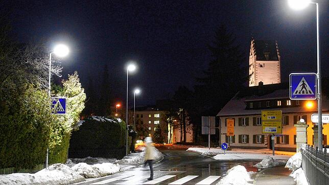 Der Fußgängerüberweg in der Martin-Schneller-Straße ist hell erleuchtet. Hier müssen die Lampen die ganze Nacht voll brennen.