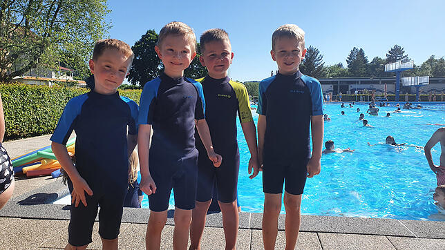 Ihr Ziel ist das Seepferdchen: Alessandro, Philipp, Finn und Cemil (von links) bei ihrem Schwimmkurs 2021 Mitte Juni im Wehrer Freibad.