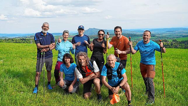 Sie haben es geschafft. Sie sind 100 Kilometer mit dem Schwarzwaldverein gewandert und hier kurz nach ihre Ankunft an der Tengener ...