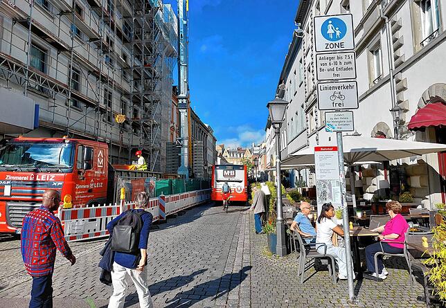 Seit der Baustelle für den Lago-Kreisel sind Bahnhof- und Sigismundstraße stark von Verkehr belastet, denn nicht nur Busse fahren hier ...