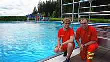 Bald schließt das Waldbad. Am 15. September endet die Saison mit dem Eisbärenschwimmen, das Lukas Erdmann (links) und Andreas Mayer ...