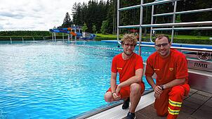 Bald schließt das Waldbad. Am 15. September endet die Saison mit dem Eisbärenschwimmen, das Lukas Erdmann (links) und Andreas Mayer ...