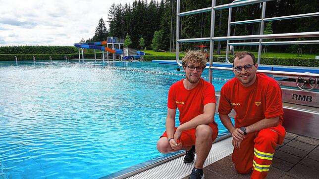 Bald schließt das Waldbad. Am 15. September endet die Saison mit dem Eisbärenschwimmen, das Lukas Erdmann (links) und Andreas Mayer ...