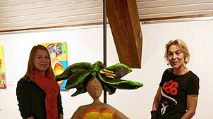 Die Wehrer Kulturamtsleiterin Katharina Reitinger (links) und die Künstlerin Petra Hartmann del Rio. Foto: Michael Gottstein