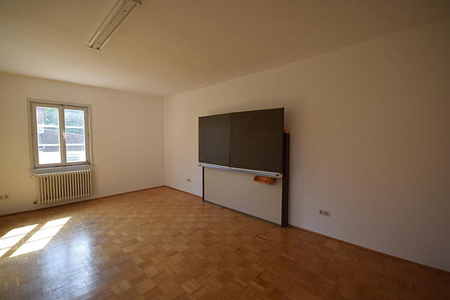 Eine Tafel erinnert im ersten Stock des Zeiserhofs noch an die Internatsschule.