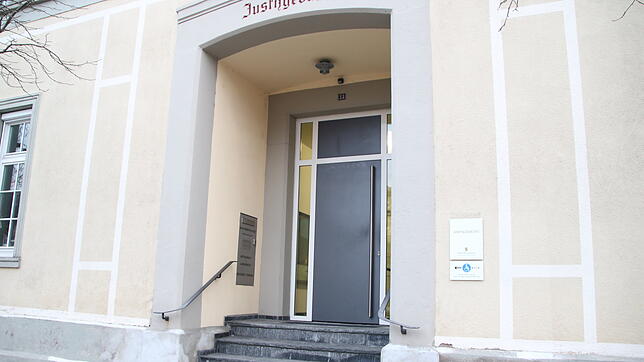 Das Amts- und Landgericht in Waldshut. Hier findet der Prozess gegen einen 58-jährigen Mann statt, der im Februar mit einem Messer auf ...