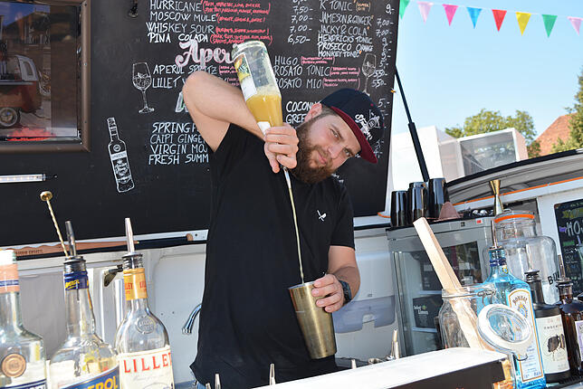 Curiman Marian Claudiu vom Cocktailbis „Stranger 74“ verwöhnt die Besucher mit Cocktails.