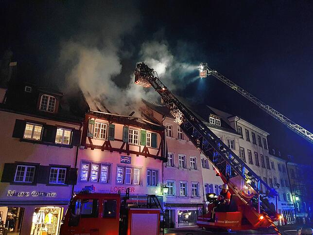 Hier sind die beiden Drehleitern im gemeinsamen Einsatz zu sehen. Die zweite war beim Stichwort Brand in der Altstadt routinemäßig aus ...
