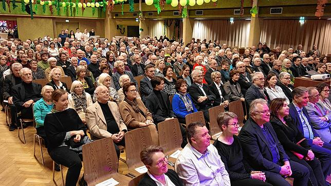 Kaum freie Plätze in der Fischbacher Festhalle. Zahlreiche Bürger sind zum Neujahrsempfang des größten Friedrichshafener Ortsteils ...