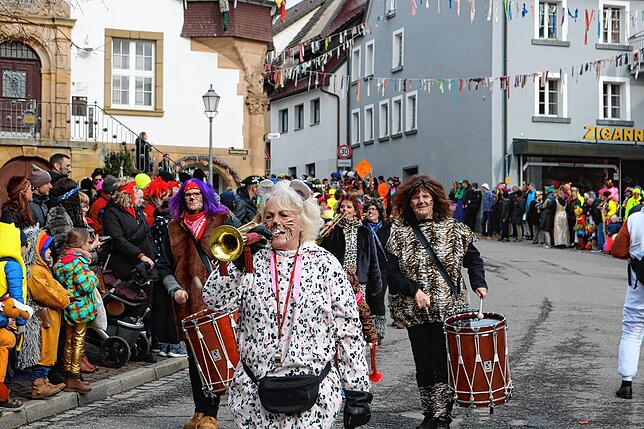 Bild 4: Beim großen Umzug Löffingen steppte der Bär