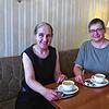 Elena Korocencev (rechts) spricht mit Mitarbeiterin Ursula Freudig über ihr Engagement für Geflüchtete aus der Ukraine.