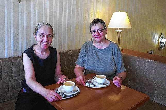 Elena Korocencev (rechts) spricht mit Mitarbeiterin Ursula Freudig über ihr Engagement für Geflüchtete aus der Ukraine.