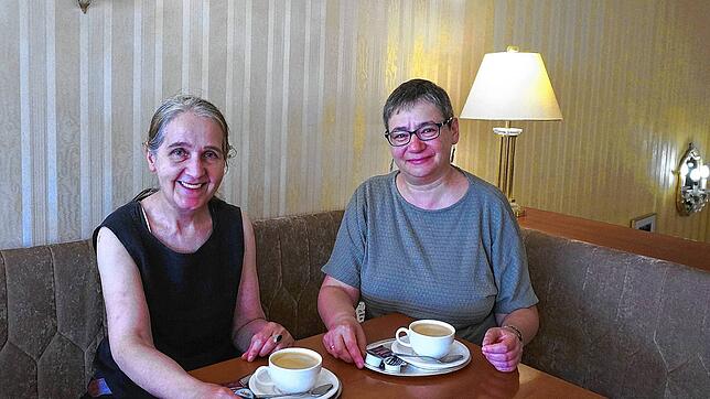 Elena Korocencev (rechts) spricht mit Mitarbeiterin Ursula Freudig über ihr Engagement für Geflüchtete aus der Ukraine.