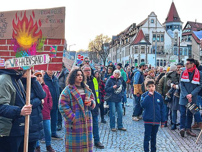 Protest mit Plakat und Prosecco: Beim Aktionstand von VS ist Bunt versammmeln sich vor dem Riettor Teilnehmer aus allen Bereichen der ...