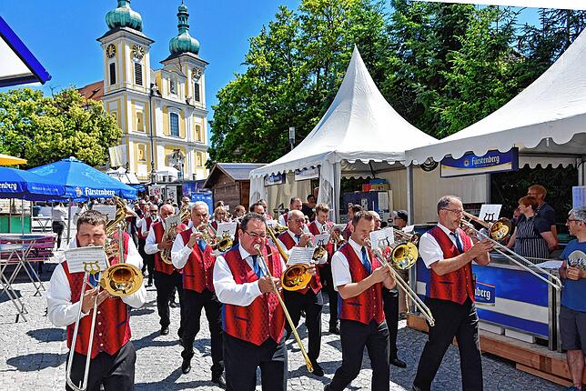 Bild 16: DAs Donauquellfest ist eröffnet- Kaltgetränke fließen, Laune ist in Bestform.