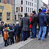 Schon das Anstehen beim Vorverkauf für den Dorferschoppen, wie hier am 28. Januar, ist ein Erlebnis, bei dem die Männer unter sich sind. ...