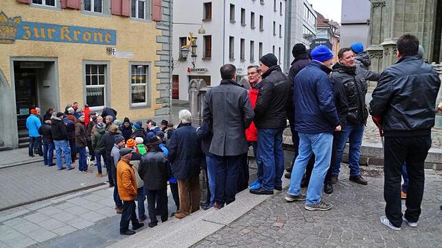 Schon das Anstehen beim Vorverkauf für den Dorferschoppen, wie hier am 28. Januar, ist ein Erlebnis, bei dem die Männer unter sich sind. ...