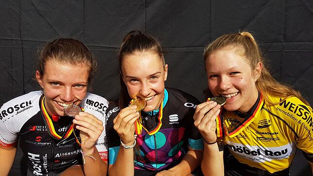 Gold: Finja Lipp (Mitte) freut sich über ihren Titel bei den Deutschen Nachwuchsmeisterschaften in der Altersklasse U17 vor Sina van ...
