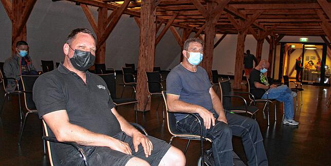 Marc Halla (links), Inhaber der Seekuh, und Roger Kadebach, der im Ibis-Hotel arbeitet, warten rund eine Viertelstunde nach der Impfung ...