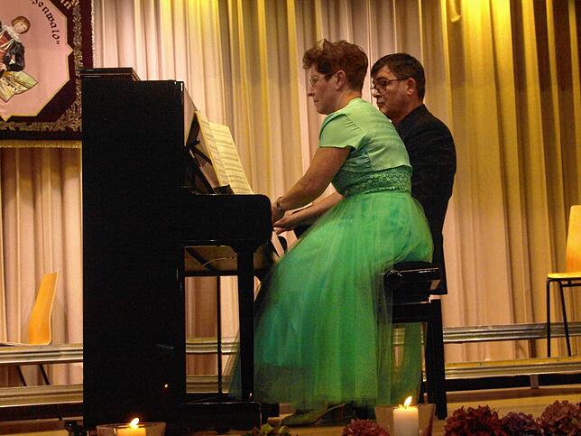 Claudia Moser und Michael Herrmann spielen beim Jahreskonzert drei der „Slavischen Tänze“ von Antonin Dvorák.