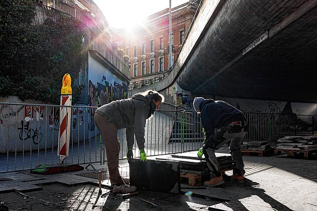 Die alten Granitplatten, die nach der Sanierung der Bahnhofsunterführung in Richtung Marktstätte nicht mehr gebraucht werden, werden ...