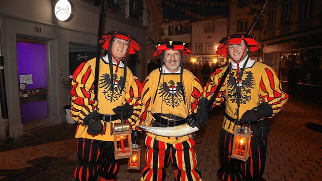 Bild 28: Mit dem Butzenlauf wird die Straßenfasnacht eingeläutet
