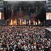 Lass krachen: Die Band Leoniden beendet gerade im vollen Bodenseestadion ihren Auftritt beim Konstanzer Campus-Festival.