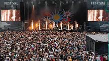 Lass krachen: Die Band Leoniden beendet gerade im vollen Bodenseestadion ihren Auftritt beim Konstanzer Campus-Festival.