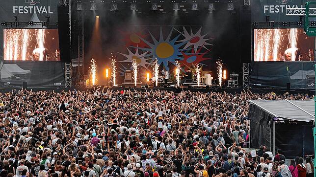 Lass krachen: Die Band Leoniden beendet gerade im vollen Bodenseestadion ihren Auftritt beim Konstanzer Campus-Festival.