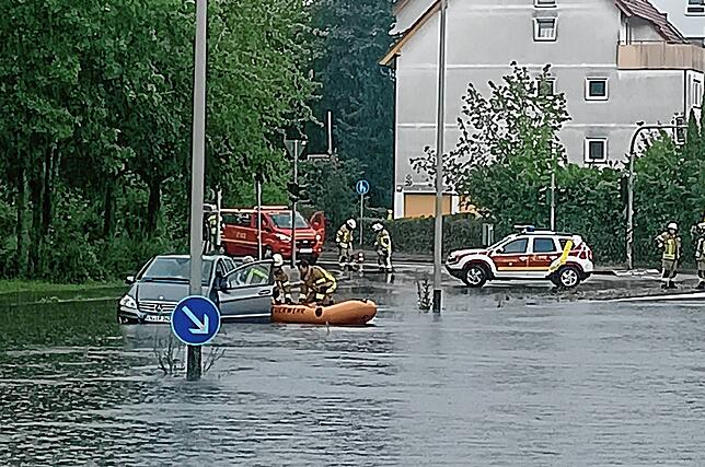 Ein Autofahrer muss mit einem Schlauchboot gerettet werden.