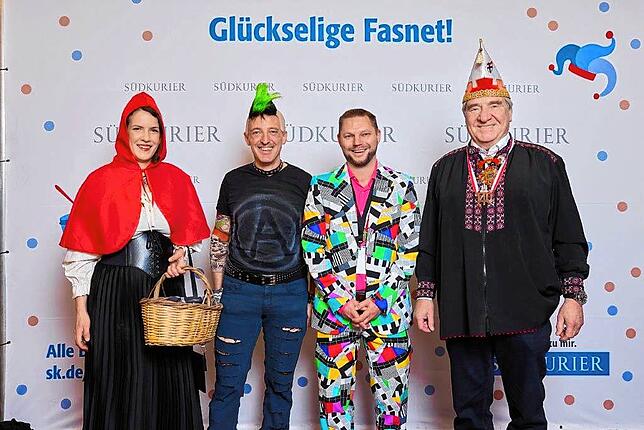 Bild 20: Bilder der SWR-Fasnacht: Narren glänzen vor der SÜDKURIER-VIP-Wand im Konzil