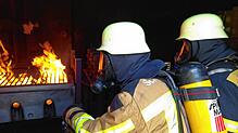 Zwei Atemschutzgeräteträger am 30. April am Pumpspeicherkraftwerk Wehr bei einer Übung. Im Brandübungscontainer lernen sie unter anderem ...