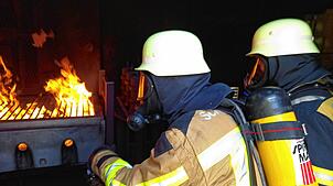 Zwei Atemschutzgeräteträger am 30. April am Pumpspeicherkraftwerk Wehr bei einer Übung. Im Brandübungscontainer lernen sie unter anderem ...