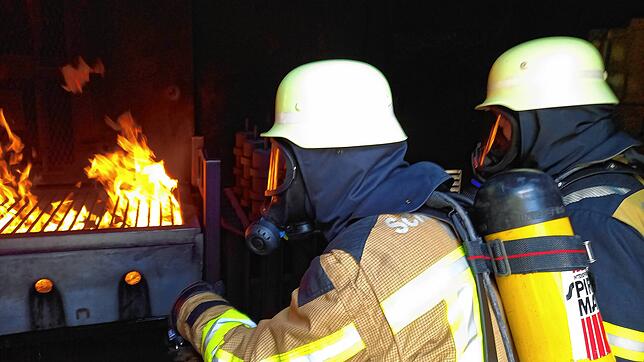 Zwei Atemschutzgeräteträger am 30. April am Pumpspeicherkraftwerk Wehr bei einer Übung. Im Brandübungscontainer lernen sie unter anderem ...