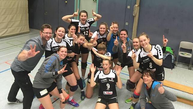 "Wir sind die Nummer eins der Liga" – Die Volleyballerinnen des TV Villingen nach dem Triumph im Spitzenspiel in Wiesbaden. Bild: privat