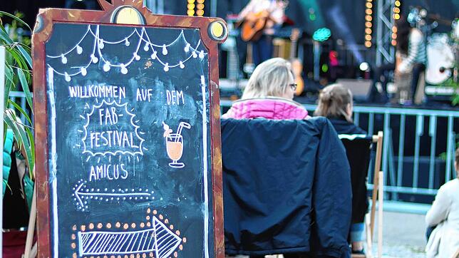 Coronabedingt ist vieles anders beim FAB-Festival in diesem Jahr: Es wird nicht getanzt, es wird kleiner. Man sitzt auf Bestuhlung. Und ...