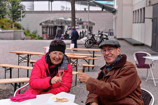 Angela und Dieter Kolbe sind extra aus Salem zum Verkaufsoffenen Sonntag nach Friedrichshafen gekommen. Sie trotzen schon früh Wind und ...