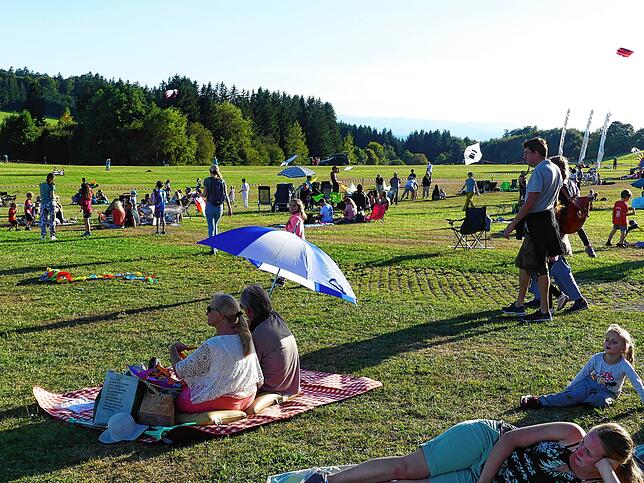Bild 1: Bilder vom 11. Familien-Drachenfest auf dem Flugplatz in Hütten