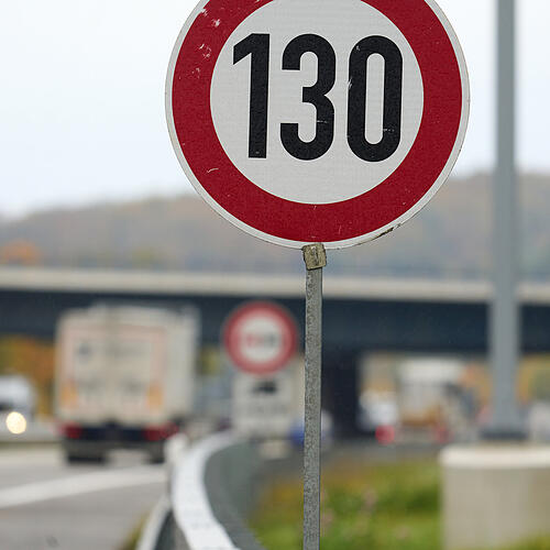 Ein Schild begrenzt das Tempo auf der Autobahn A61 bei Waldesch auf 130. In den Koalitionsverhandlungen fordern die Grünen ein ...